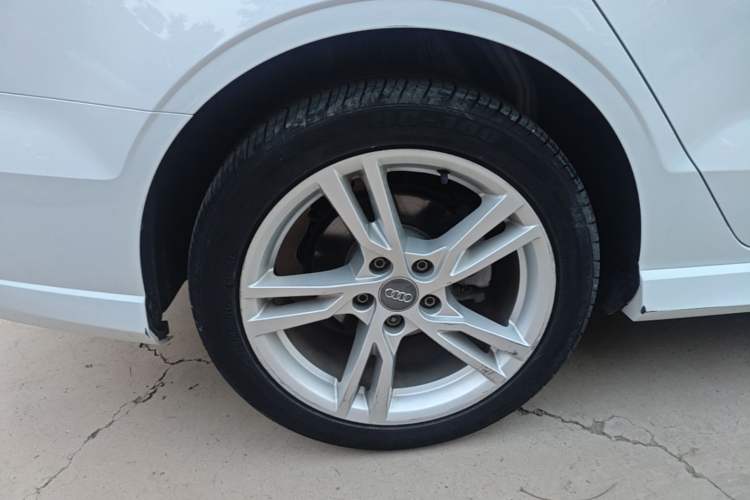 Used Audi A3 2020 Limousine 35 TFSI Fashion Edition China VI Emission Standard Right Rear Wheel Hub