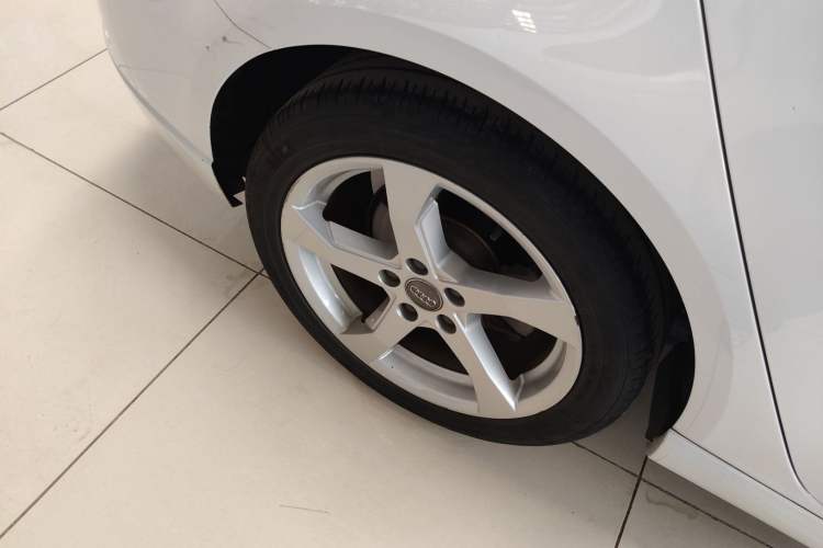 Used Audi A3 2020 Sportback 35 TFSI Fashion Edition China VI Emission Standard Right Rear Wheel Hub