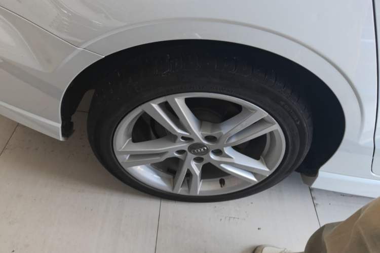 Used Audi A3 2020 Limousine 35 TFSI Fashion Edition China VI Emission Standard Right Rear Wheel Hub