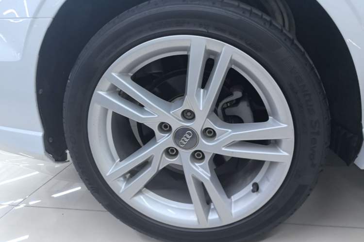 Used Audi A3 2020 Limousine 35 TFSI Fashion Edition China VI Emission Standard Right Rear Wheel Hub
