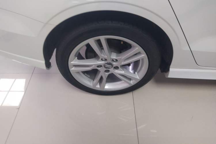 Used Audi A3 2020 Limousine 35 TFSI Fashion Edition China VI Emission Standard Right Rear Wheel Hub