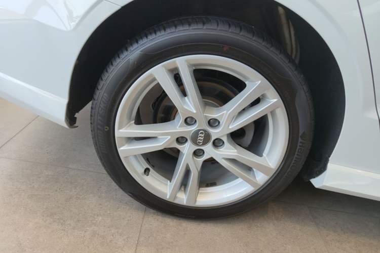 Used Audi A3 2020 Limousine 35 TFSI Fashion Edition China VI Emission Standard Right Rear Wheel Hub