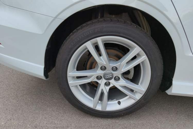 Used Audi A3 2020 Limousine 35 TFSI Fashion Edition China VI Emission Standard Right Rear Wheel Hub