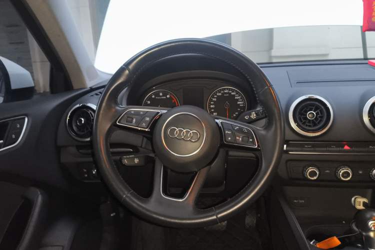 Used Audi A3 2020 Limousine 35 TFSI Fashion Edition China V Emission Standard Steering Wheel