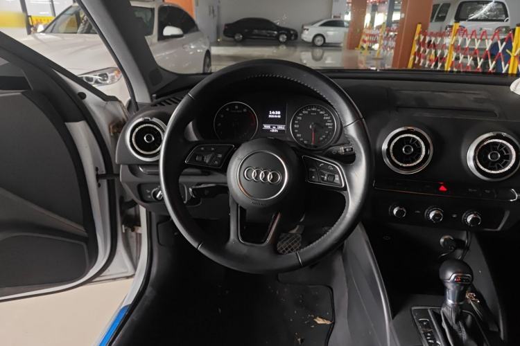 Used Audi A3 2020 Sportback 35 TFSI Fashion Edition China VI Emission Standard Steering Wheel