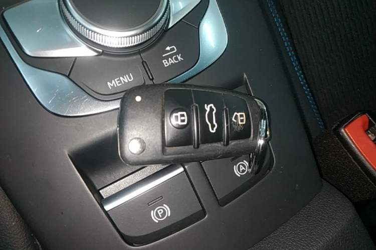 Used Audi A3 2020 Limousine 35 TFSI Fashion Edition China VI Emission Standard Vehicle Key