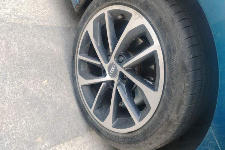 Used Audi A3 2021 Sportback 35 TFSI Advanced Sport Edition Right Front Wheel Hub