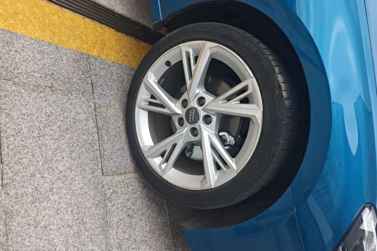 Used Audi A3 2021 A3L Limousine 35 TFSI Fashionable and Elegant Model Right Front Wheel Hub