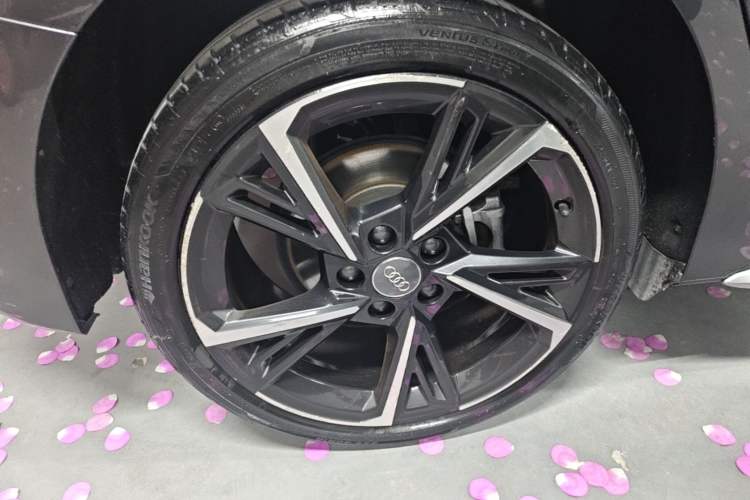 Used Audi A3 2021 Sportback 35 TFSI Fashionable Sports Model Right Rear Wheel Hub
