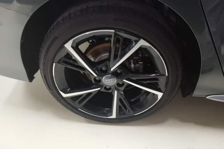 Used Audi A3 2021 A3L Limousine 35 TFSI Fashion Sport Model Right Rear Wheel Hub