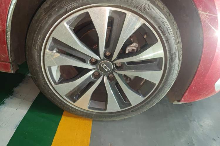 Used Audi A3 2021 Sportback 35 TFSI Ambition Style Edition Right Front Wheel Hub