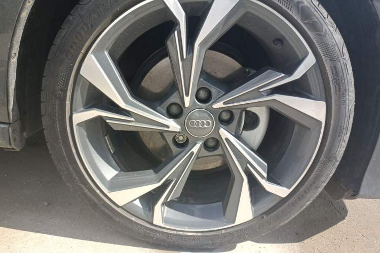 Used Audi A3 2021 Sportback 35 TFSI Luxury Sports Model Right Front Wheel Hub
