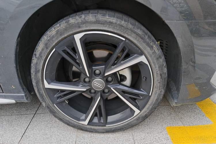 Used Audi A3 2021 A3L Limousine 35 TFSI Fashion Sport Model Right Front Wheel Hub