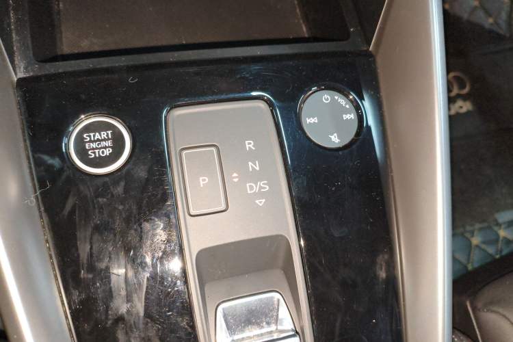 Used Audi A3 2021 A3L Limousine 35 TFSI Fashionable and Elegant Model Gear Lever