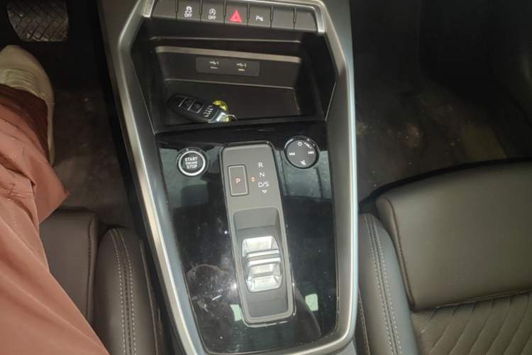 Used Audi A3 2021 A3L Limousine 35 TFSI Fashionable and Elegant Model Gear Lever