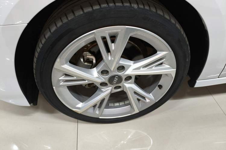 Used Audi A3 2021 A3L Limousine 35 TFSI Fashionable and Elegant Model Left Front Wheel Hub
