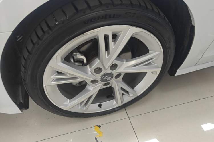 Used Audi A3 2021 A3L Limousine 35 TFSI Fashionable and Elegant Model Left Front Wheel Hub
