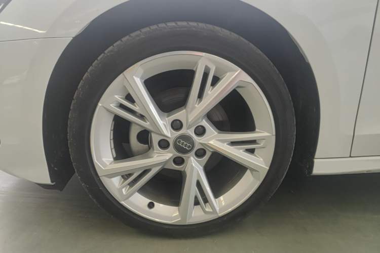 Used Audi A3 2021 A3L Limousine 35 TFSI Fashionable and Elegant Model Left Front Wheel Hub