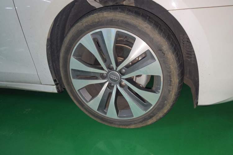 Used Audi A3 2021 Sportback 35 TFSI Ambition Style Edition Right Front Wheel Hub