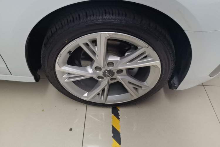 Used Audi A3 2021 A3L Limousine 35 TFSI Fashionable and Elegant Model Right Front Wheel Hub