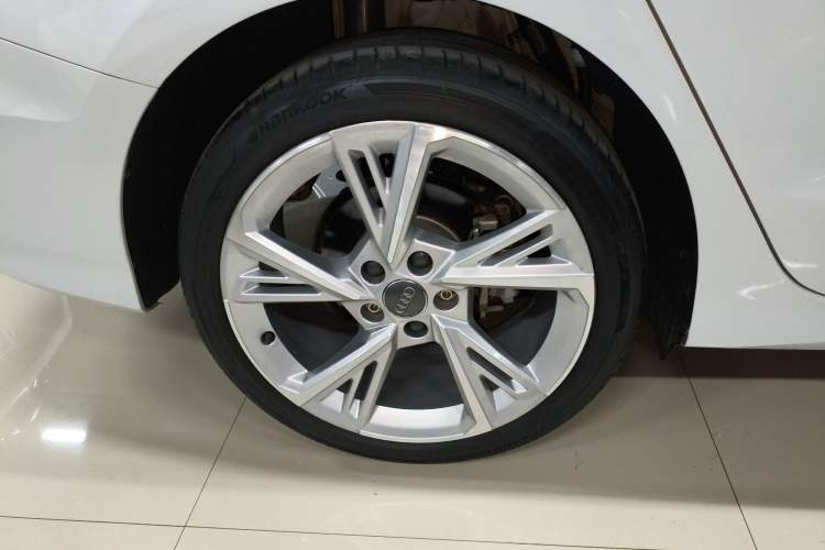 Used Audi A3 2021 A3L Limousine 35 TFSI Fashionable and Elegant Model Right Rear Wheel Hub