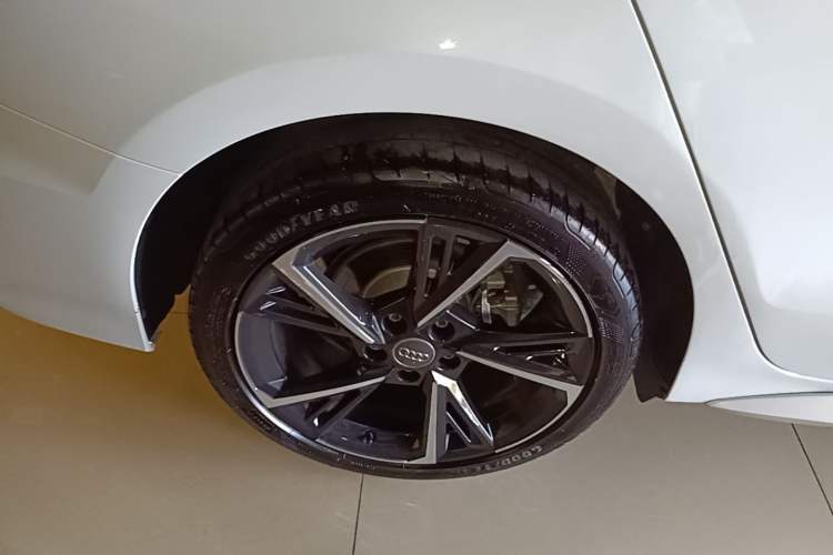 Used Audi A3 2021 A3L Limousine 35 TFSI Fashion Sport Model Right Rear Wheel Hub