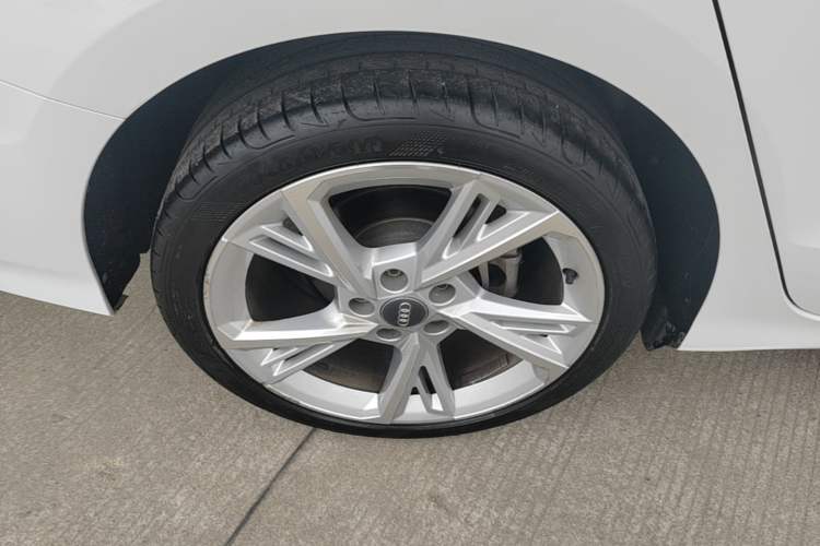 Used Audi A3 2021 A3L Limousine 35 TFSI Fashionable and Elegant Model Right Rear Wheel Hub