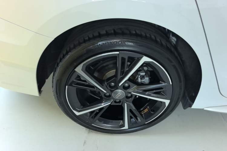 Used Audi A3 2021 A3L Limousine 35 TFSI Fashion Sport Model Right Rear Wheel Hub