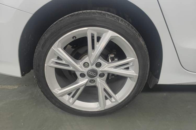Used Audi A3 2021 A3L Limousine 35 TFSI Fashionable and Elegant Model Right Rear Wheel Hub