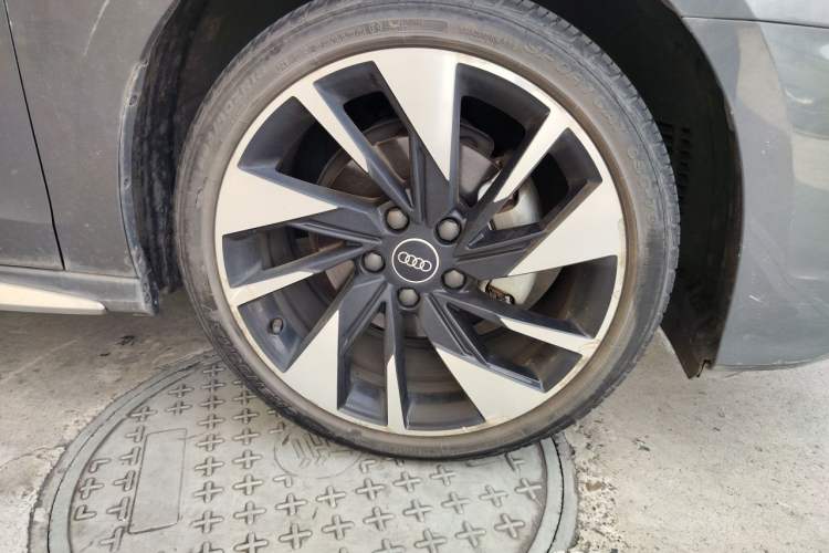 Used Audi A3 2022 A3L Limousine 35 TFSI Fashion Sport Model Right Front Wheel Hub