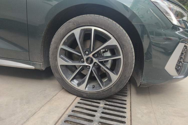 Used Audi A3 2022 Sportback 35 TFSI Ambition Sport Edition Right Front Wheel Hub