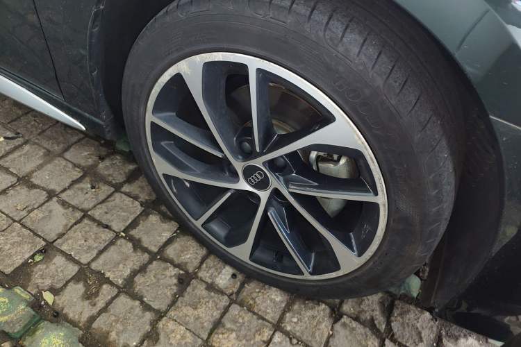 Used Audi A3 2022 Sportback 35 TFSI Ambition Sport Edition Right Front Wheel Hub