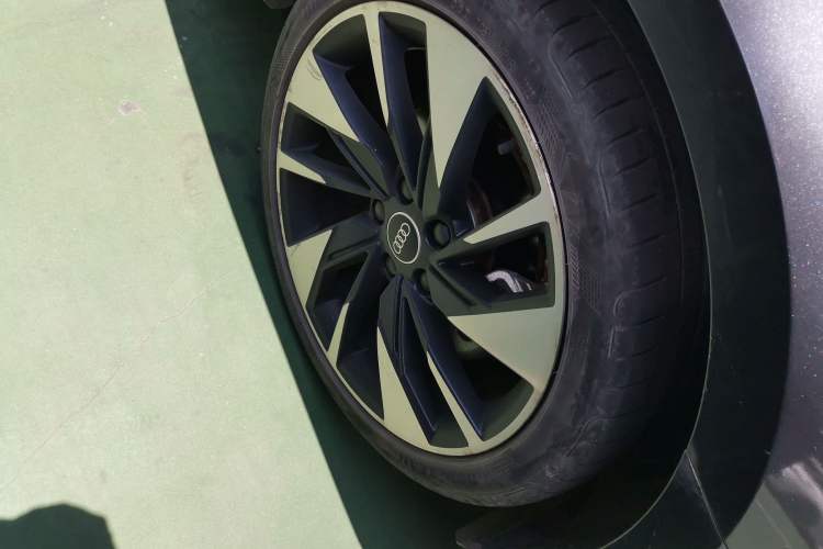 Used Audi A3 2022 A3L Limousine 35 TFSI Fashion Sport Model Right Front Wheel Hub