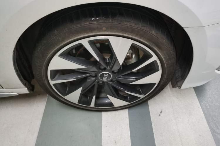Used Audi A3 2022 A3L Limousine 35 TFSI Fashion Sport Model Right Front Wheel Hub