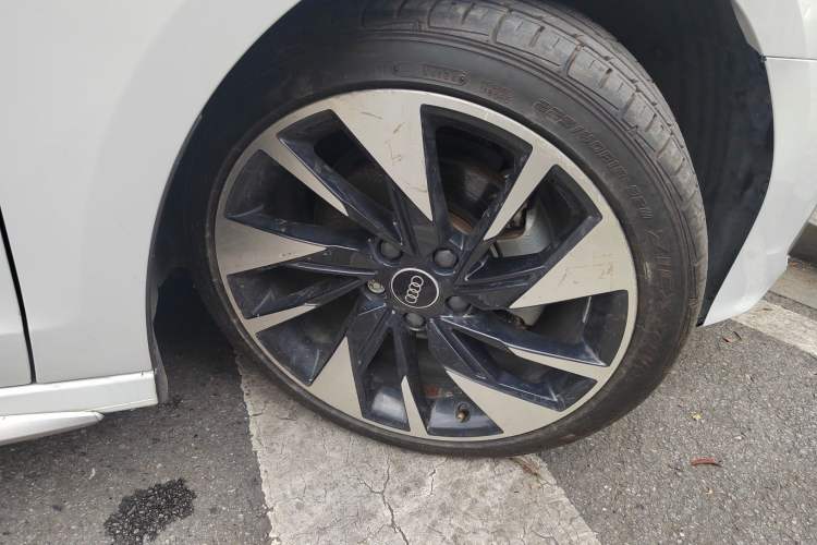 Used Audi A3 2022 A3L Limousine 35 TFSI Fashion Sport Model Right Front Wheel Hub