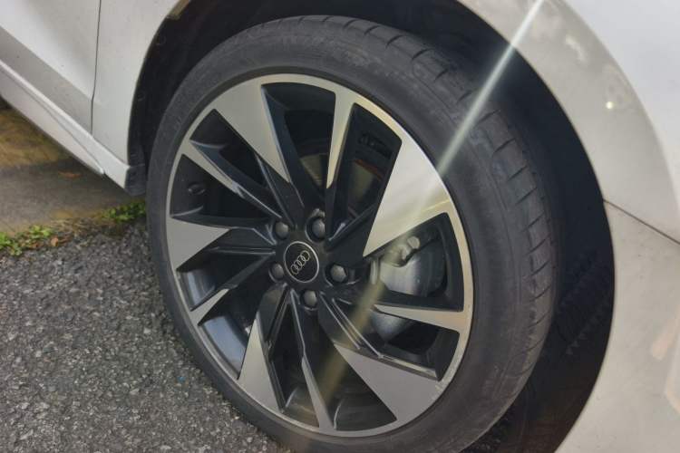 Used Audi A3 2022 A3L Limousine 35 TFSI Fashion Sport Model Right Front Wheel Hub