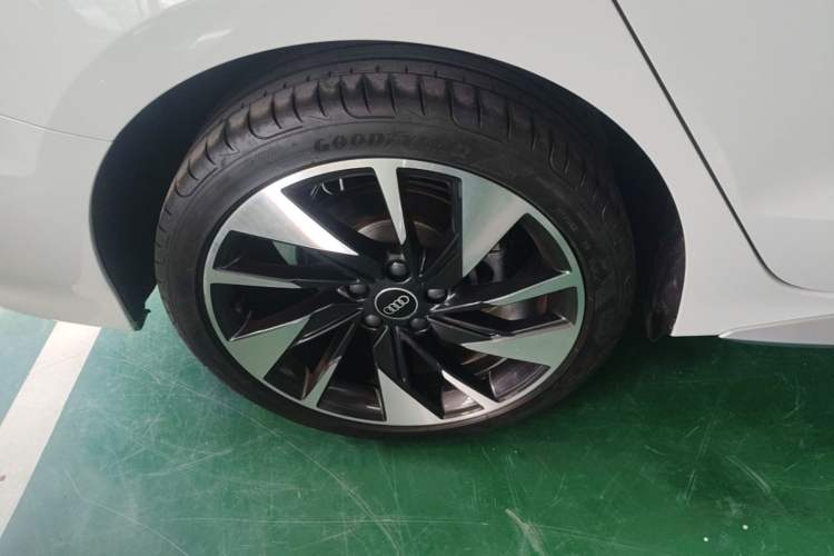 Used Audi A3 2022 A3L Limousine 35 TFSI Fashion Sport Model Right Rear Wheel Hub