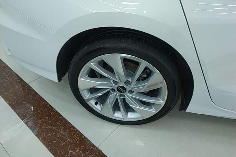 Used Audi A3 2022 A3L Limousine 35 TFSI Fashionable and Elegant Model Right Rear Wheel Hub