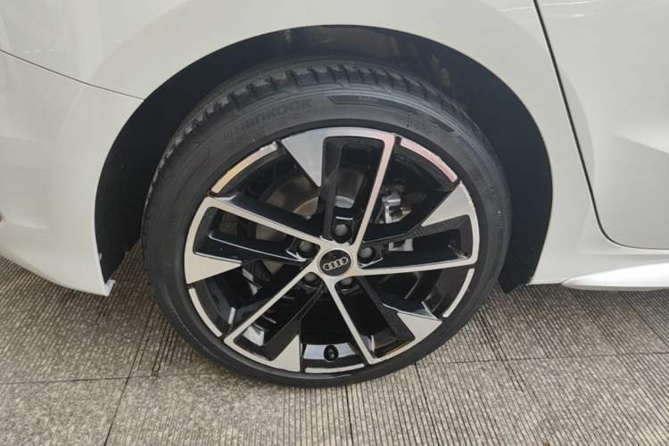 Used Audi A3 2022 Sportback 35 TFSI Fashionable Sports Model Right Rear Wheel Hub