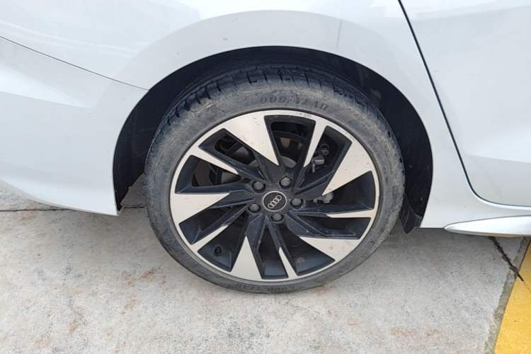 Used Audi A3 2022 A3L Limousine 35 TFSI Fashion Sport Model Right Rear Wheel Hub