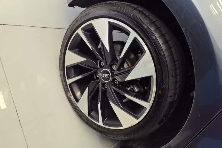 Used Audi A3 2023 Restyled A3L Limousine 35 TFSI Fashion Sport Edition Right Rear Wheel Hub