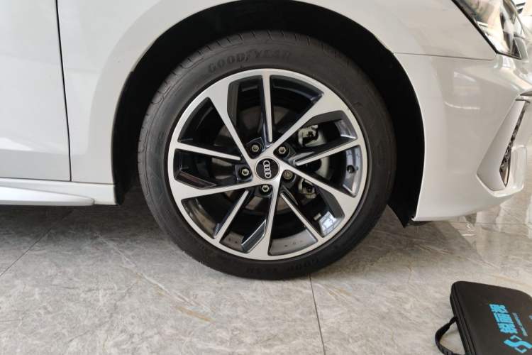 Used Audi A3 2023 Restyled Sportback 35 TFSI Progressive Sport Edition Right Front Wheel Hub