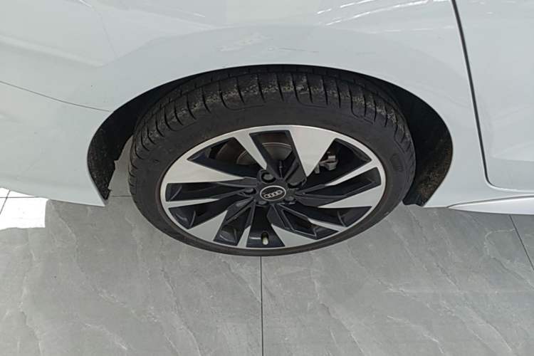 Used Audi A3 2023 A3L Limousine 35 TFSI Fashion Sport Model Right Rear Wheel Hub