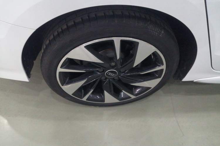 Used Audi A3 2023 A3L Limousine 35 TFSI Fashion Sport Model Right Rear Wheel Hub
