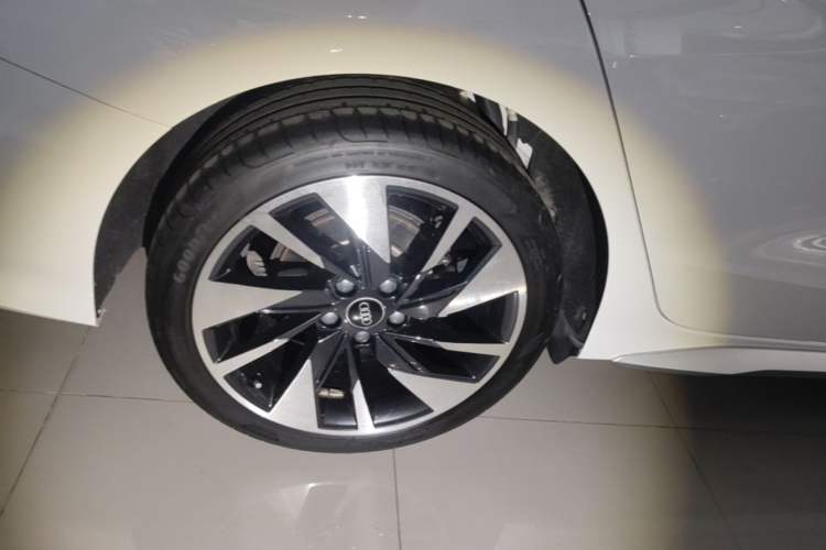 Used Audi A3 2023 A3L Limousine 35 TFSI Fashion Sport Model Right Rear Wheel Hub