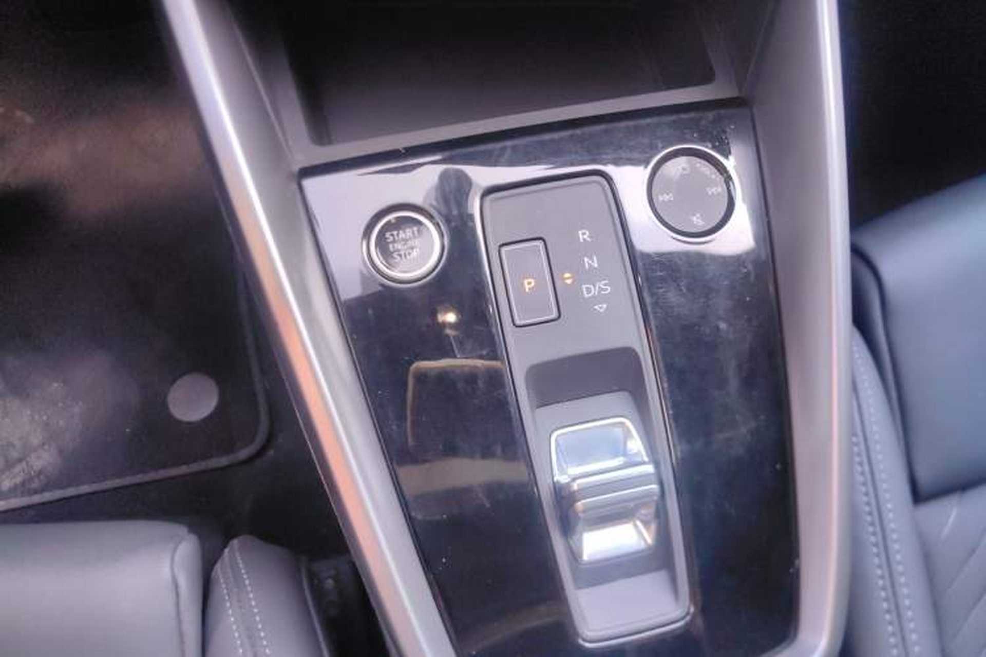 Used Audi A3 2024 A3L Limousine 35 TFSI Fashionable and Elegant Model Gear Lever