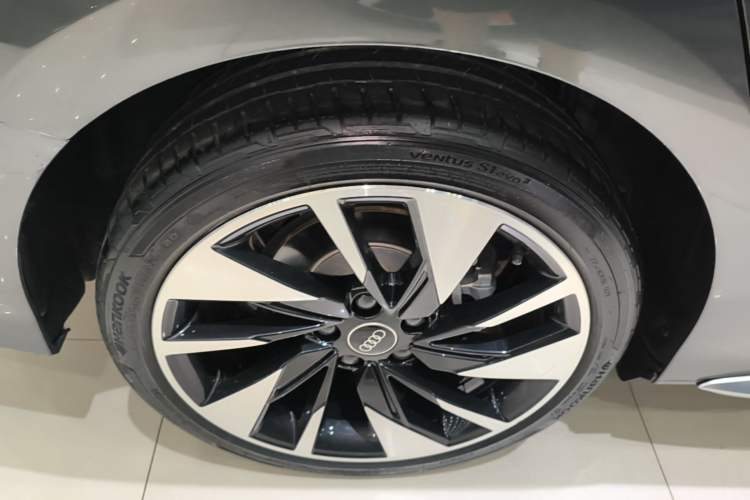 Used Audi A3 2024 A3L Limousine 35 TFSI Fashion Sport Model Right Rear Wheel Hub