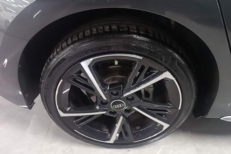 Used Audi A3 2024 Sportback 35 TFSI Fashionable Sports Model Right Rear Wheel Hub