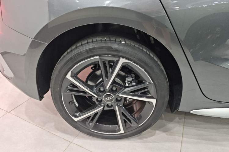 Used Audi A3 2024 Sportback 35 TFSI Fashionable Sports Model Right Rear Wheel Hub