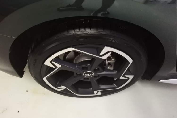 Used Audi A3 2024 Sportback 35 TFSI Fashionable Sports Model Right Rear Wheel Hub